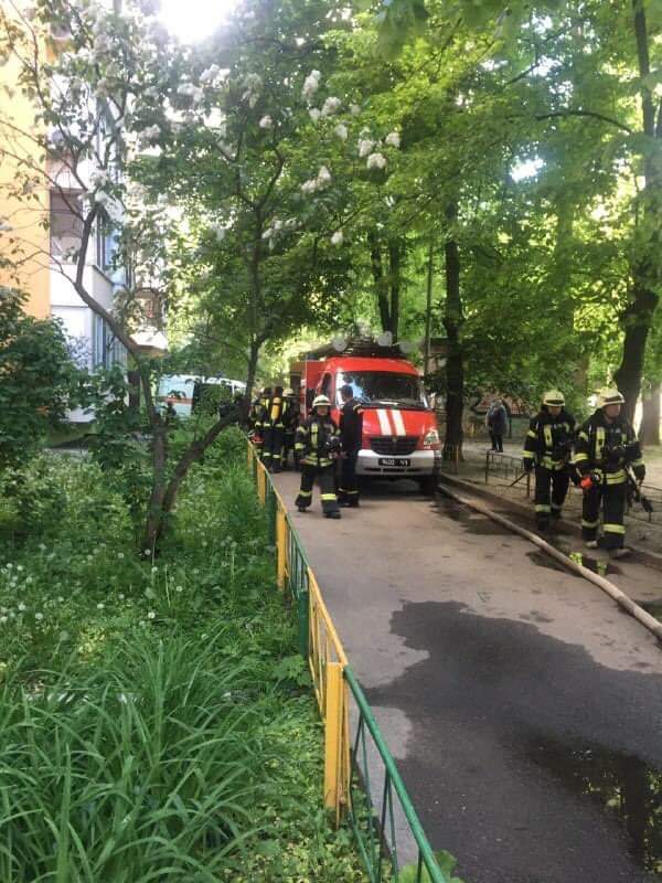 У Києві на вулиці Стеценка сталася пожежа у квартирі на 2 поверсі: вогнеборці врятували двох людей з опіками