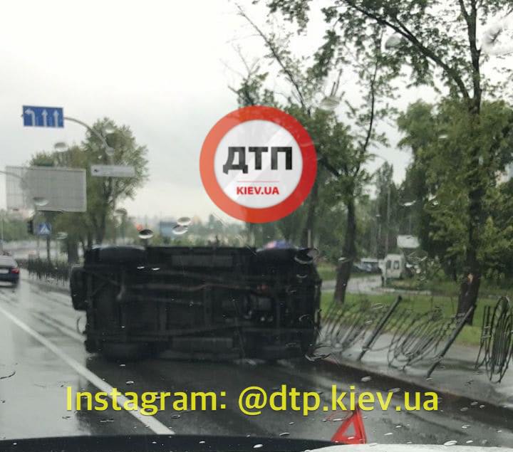 В Киеве на Харьковском шоссе произошло серьезное ДТП - автомобиль Chevrolet Niva врезался в ограждение и опрокинулся