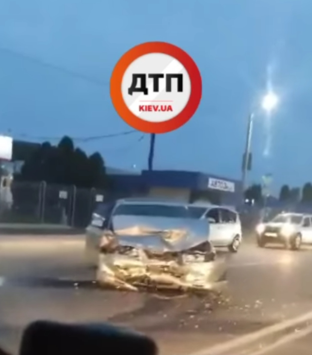 В Киеве на Борщаговке произошло серьезное ДТП - лоб в лоб столкнулись два легковых автомобиля