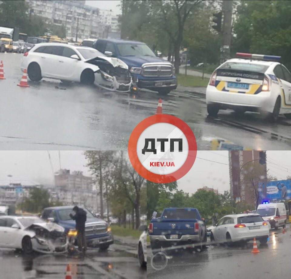 В Киеве на Троещине произошло серьезное ДТП - на проспекте Маяковского внедорожник Dodge столкнулся с автомобилем Opel
