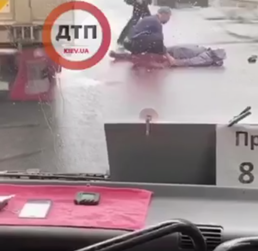 В Киеве на улице Бойченка произошло ДТП - грузовик сбил мужчину, который перебегал дорогу