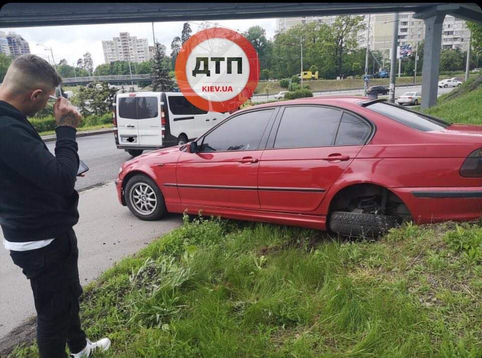 ДТП в Киеве на Паладина - автомобиль BMW на скорости вылетел на тротуар: от удара вырвало колесо