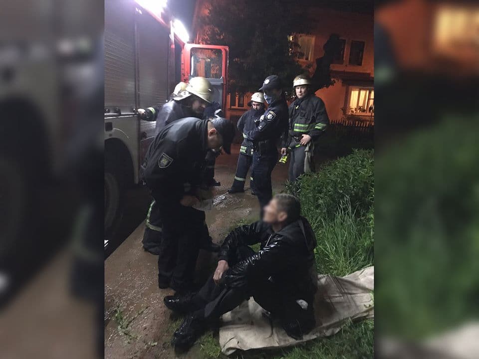 У Львові пожежники винесли з будинку, охопленого вогнем, чоловіка