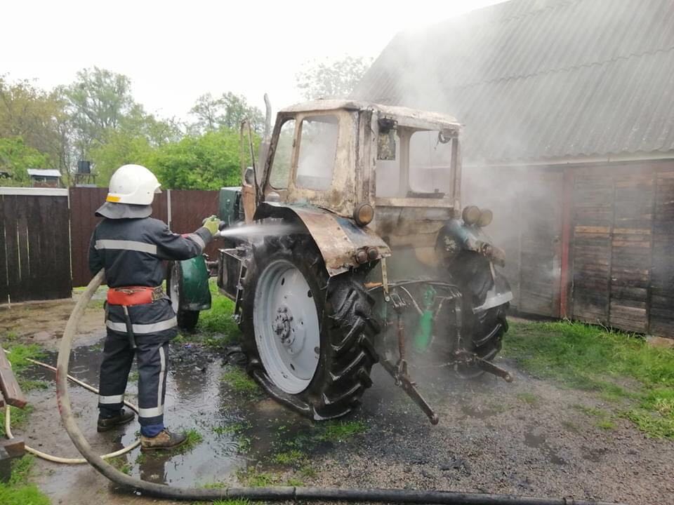 Пожежа на Київщині - у дворі приватного будинку загорівся трактор