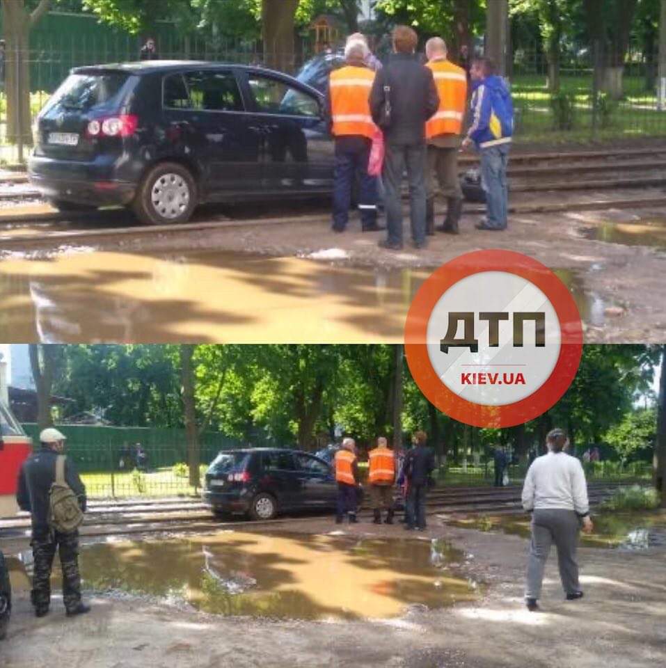 ДТП в Киеве на улице Кирилловская - Volkswagen проехал под запрещающий знак, провалился в яму и заблокировал движение трамваев