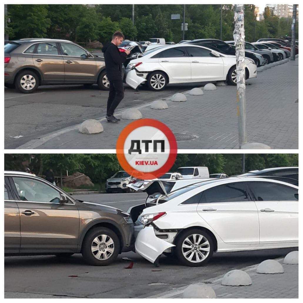 В Киеве на улице Липковского произошло ДТП - столкнулись два легковых автомобиля