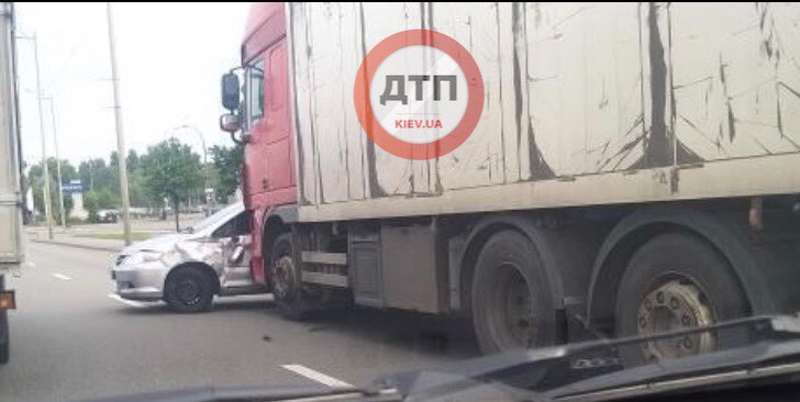 В Киеве на Окружной дороге произошло серьезное ДТП - фура протаранила легковой автомобиль