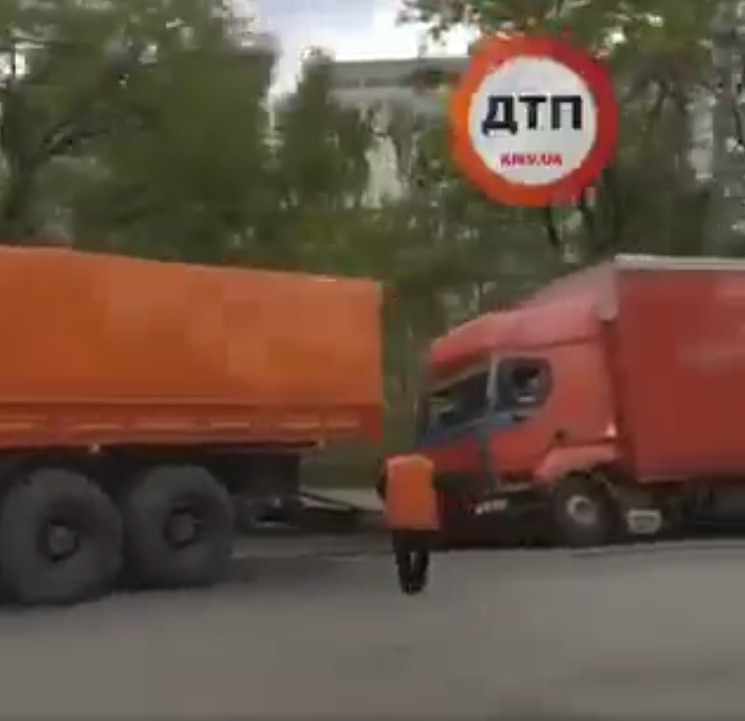 ЧП в Киеве на улице Дегтяревской - грузовик провалился под асфальт