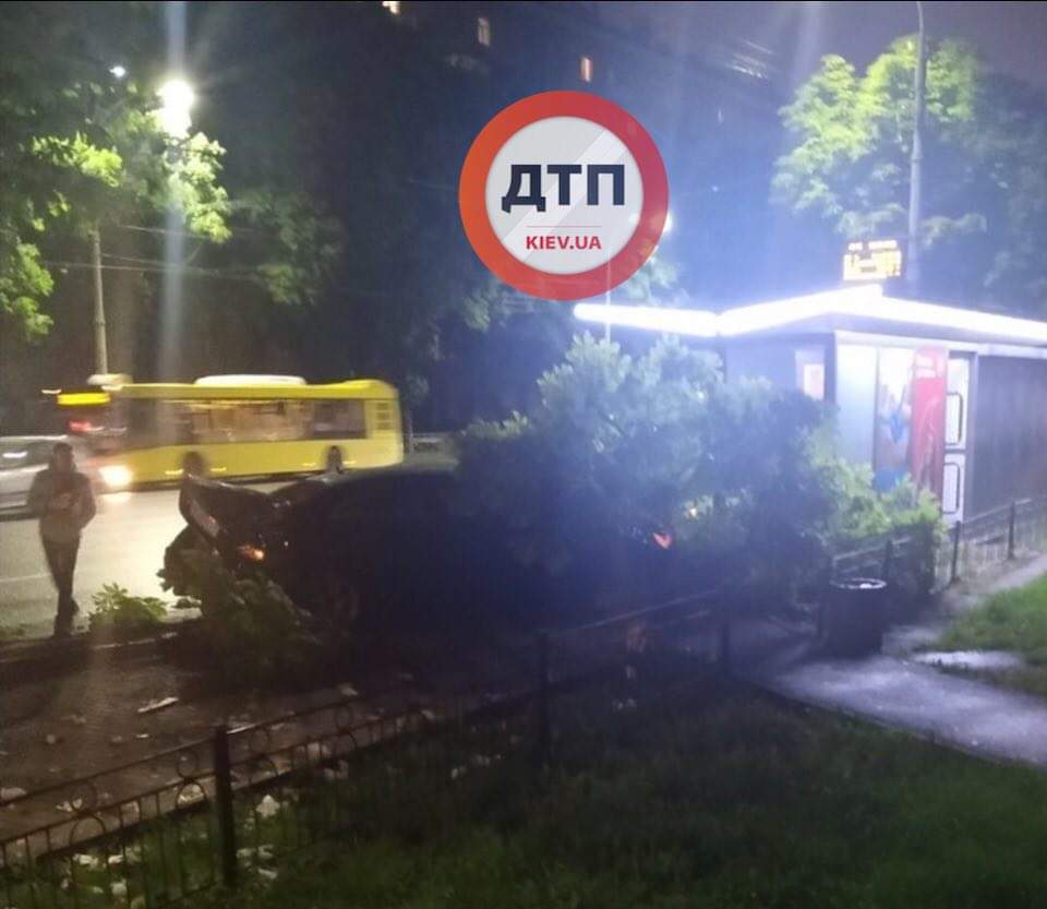В Киеве на Воздухофлотском проспекте произошло ДТП - легковой автомобиль врезался в дерево