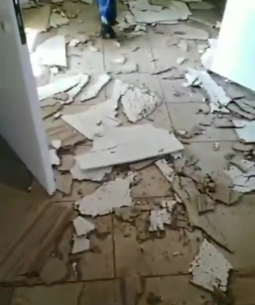 В Мелитополе из-за ливня обрушились стены и потолок в "больнице будущего"