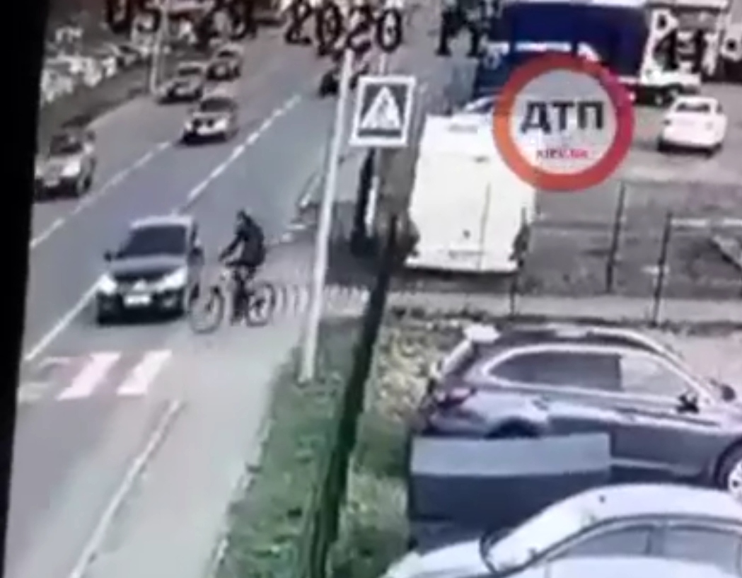 В Киеве на улице Григоренко произошло ДТП с пострадавшими - автомобиль сбил велосипедиста, который внезапно выскочил на пешеходный переход