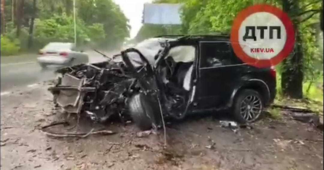 В Киеве на Столичном шоссе произошло серьезное ДТП с пострадавшими - автомобиль BMW X5 врезался в дерево: водитель госпитализирован