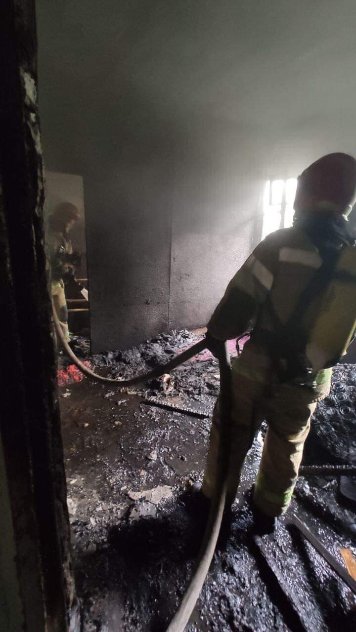 У Києві на вулиці Німанській сталася серйозна пожежа у відселеній будівлі