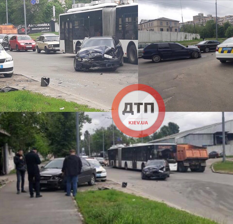 В Киеве на улице Святошинская произошло серьезное ДТП - лоб в лоб столкнулись два лековых автомобиля