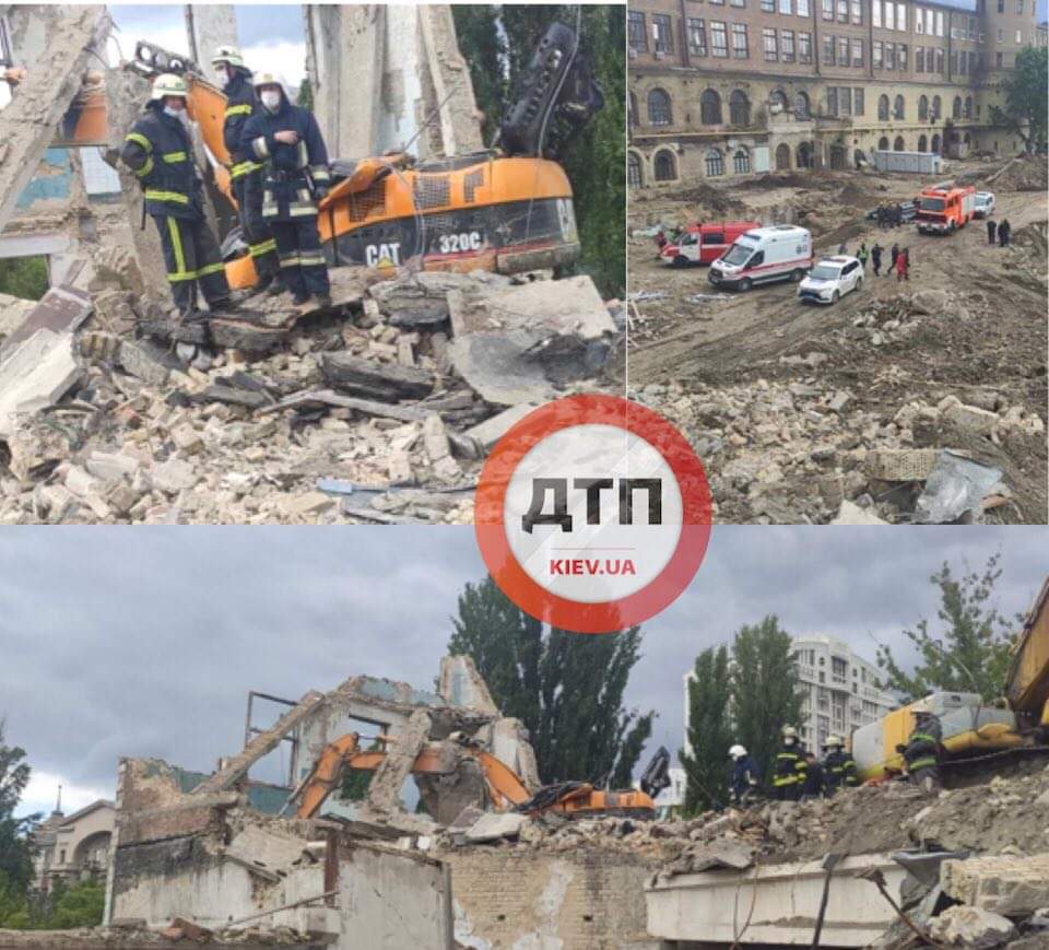 В Киеве на улице Московская произошло смертельное ЧП - плита с высоты упала на экскаватор: погиб водитель