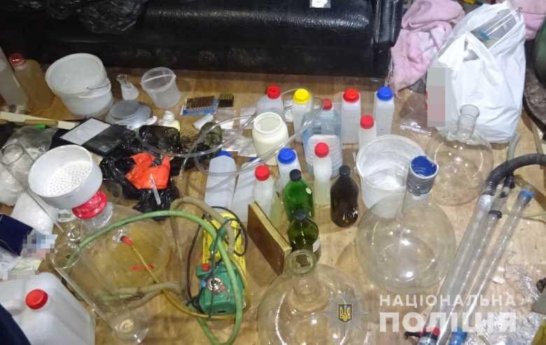 У Києві на вулиці Метрологічній затримали чоловіка, який  у гаражі облаштував нарколабораторію