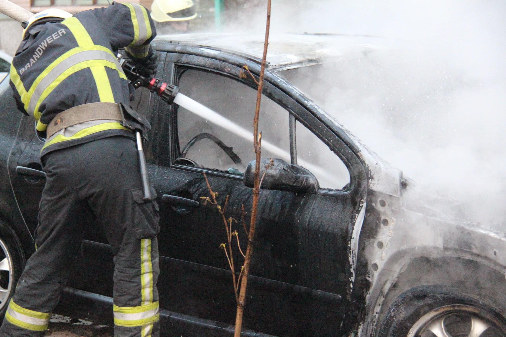 У Києві на вулиці Степана Бандеры під час руху сталася пожежа у автомобілі Opel Vivaro