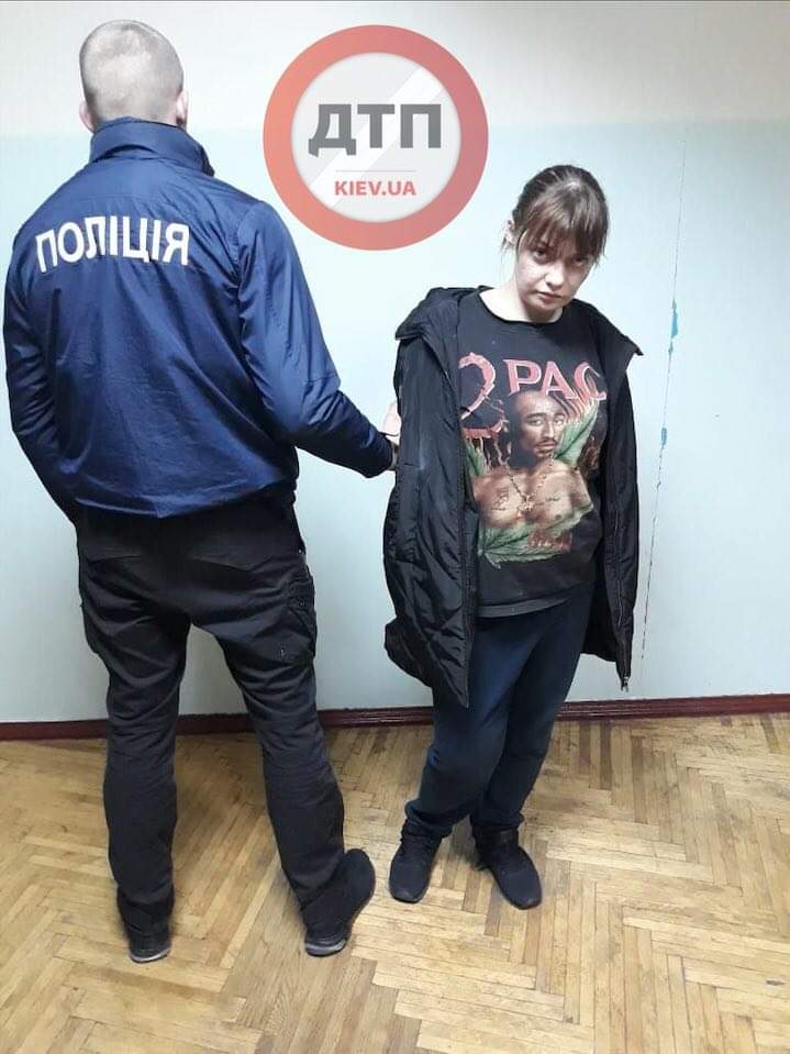У Києві на вулиці Стальского поліцейські затримали дівчину за збут наркотичних речовин