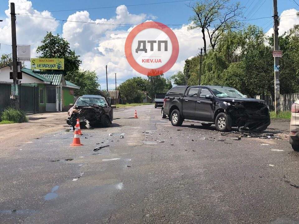 Под Киевом произошло серьезное ДТП - столкнулись два автомобиля Ford