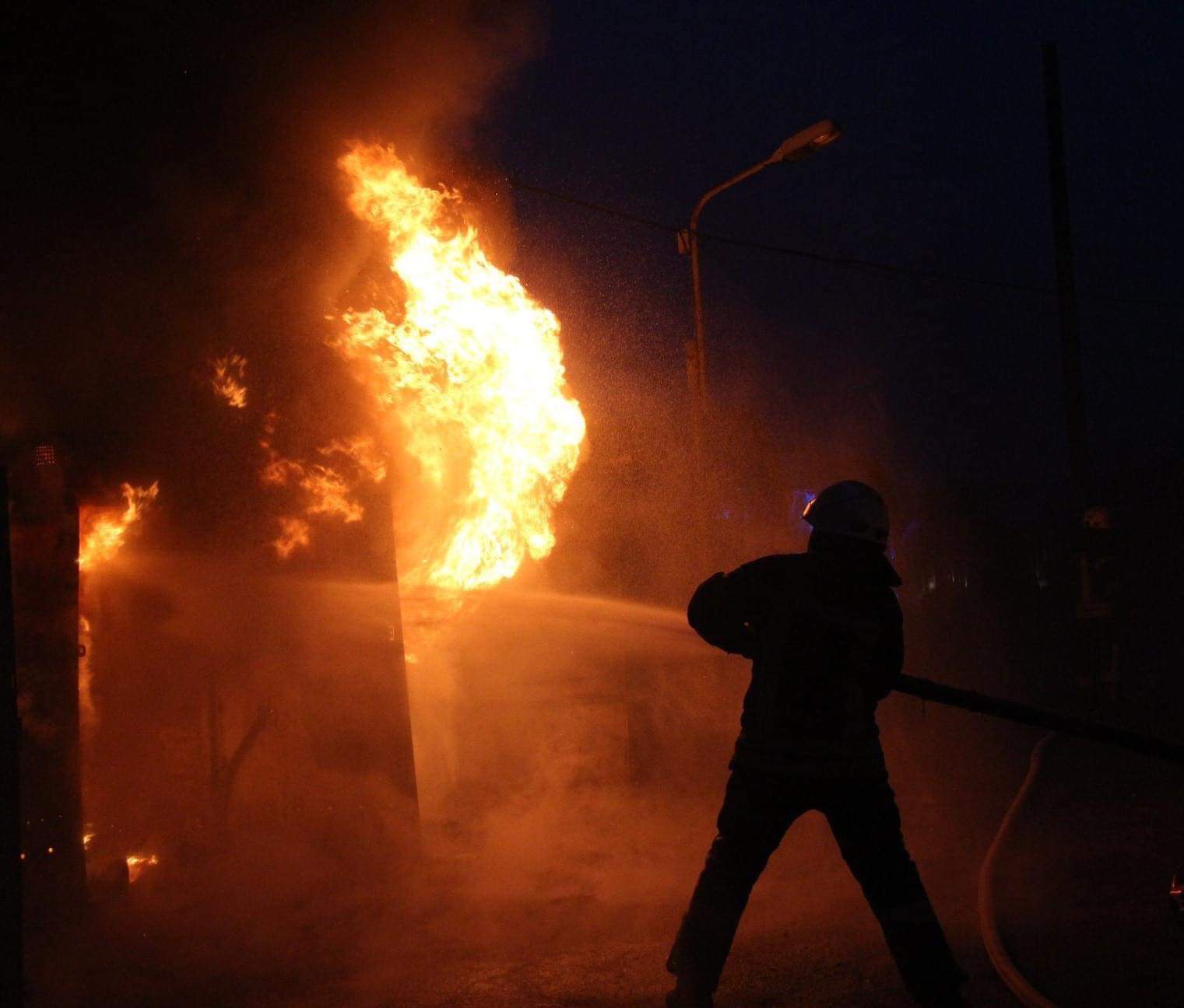 У Києві на вулиці Котельникова сталася серйозна пожежа в гаражі