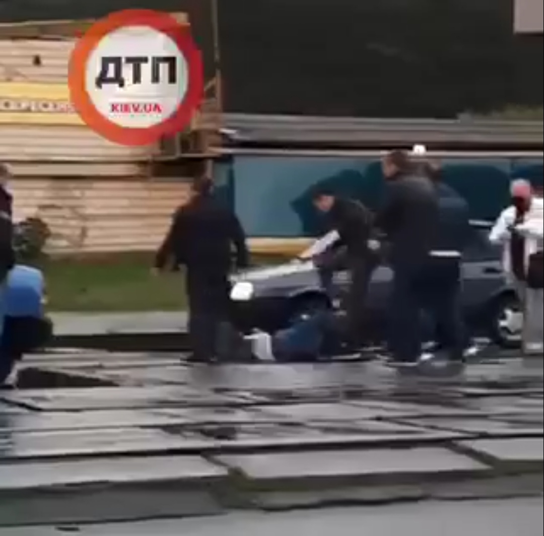 В Киеве на улице Курнатовского гоп-компания зверски избила водителя трамвая