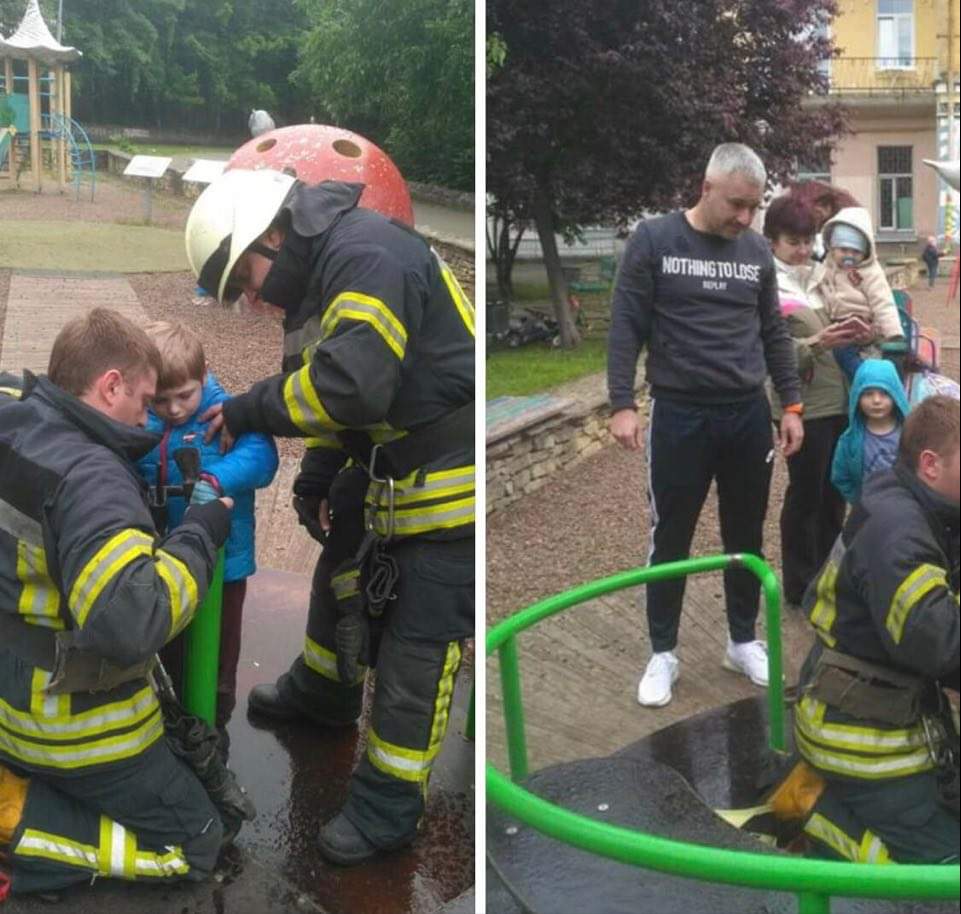 У Києві на вулиці Велика Житомирська рятувальники вивільнили хлопчику пальчик, який застряг в металевих конструкціях каруселі