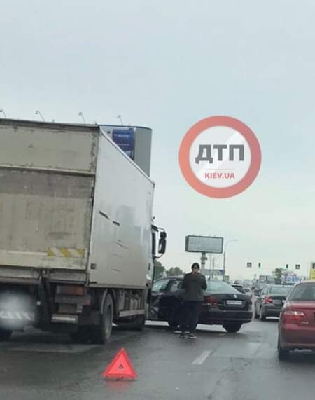 В Киеве на Окружной произошло серьезное ДТП с участием грузовика и легкового автомобиля
