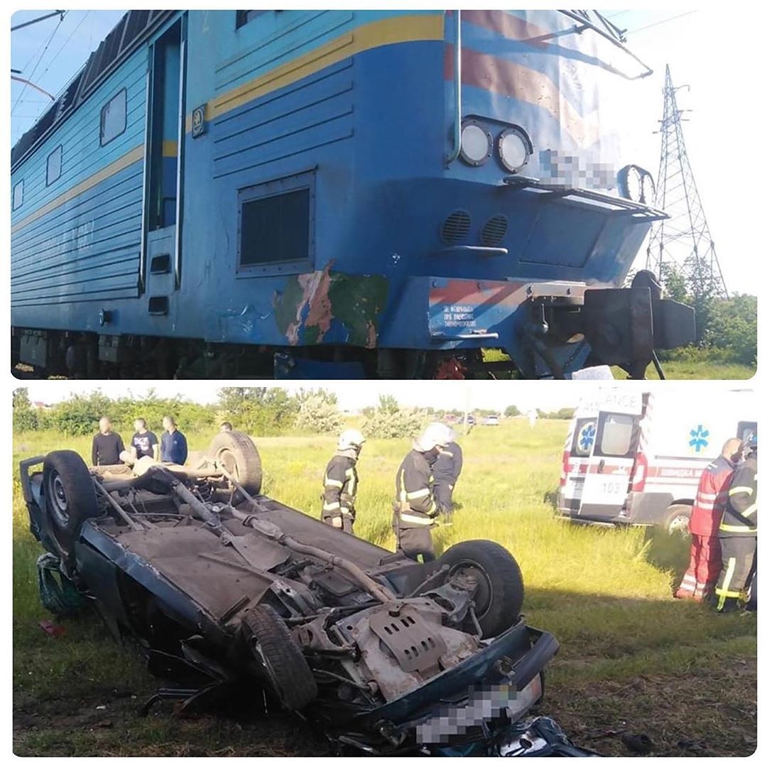 Смертельныое ДТП под Мелитополем - поезд протаранил легковушку на железнодорожном переезде: водитель погиб