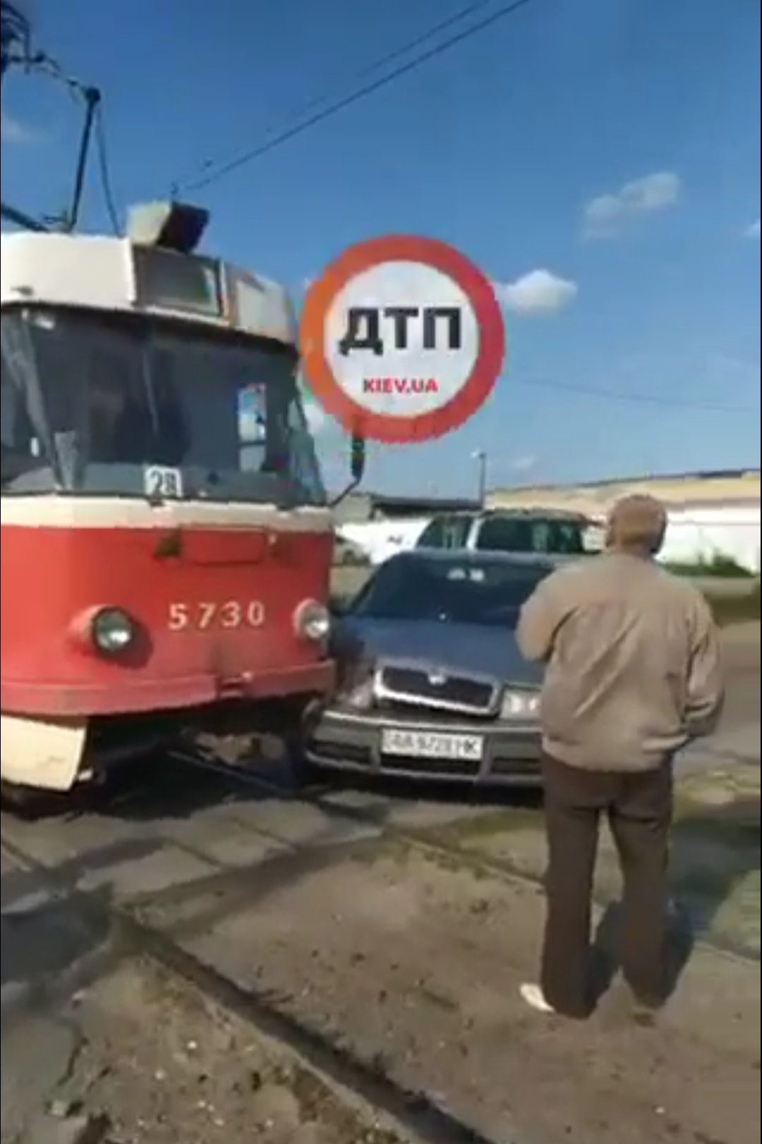 У Києві на вулиці Закревського сталося ДТП - автомобіль Skoda виїжджаючи з гаража зіткнувся з трамваєм