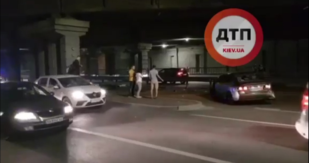 В Киеве на проспекте Победы произошло смертельное ДТП - столкнулись два легковых автомобиля: пассажир вылетел в окно