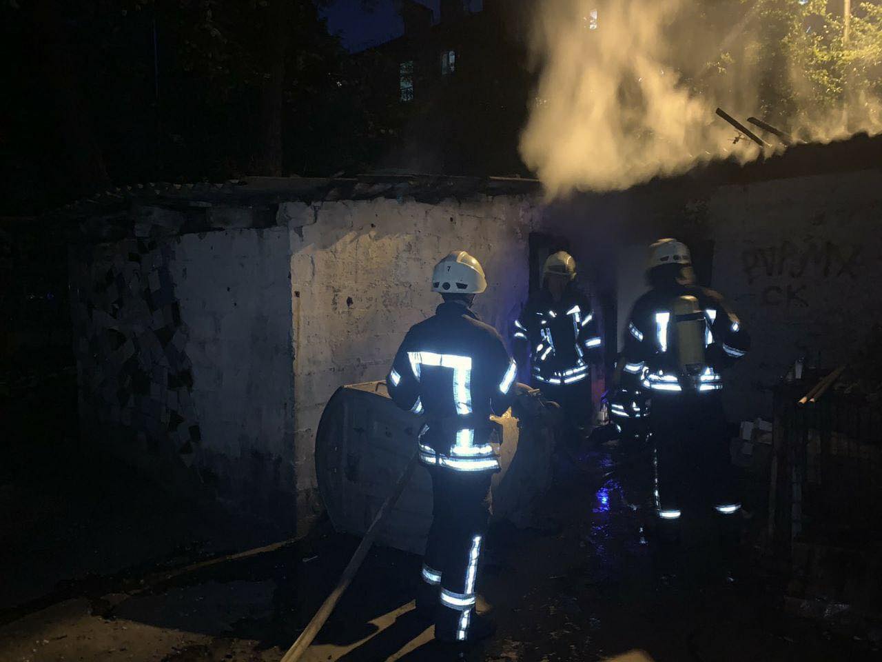 У Києві на вулиці Ольжича сталася пожежа в недіючій будівлі
