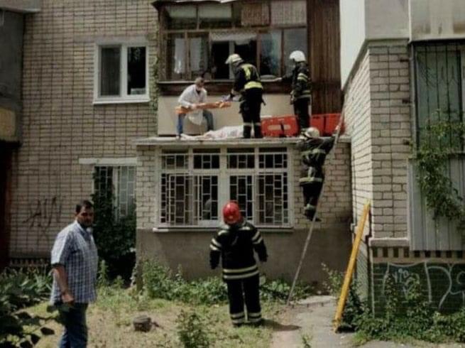 ЧП на Миколаївщині - бабуся впала з балкона третього поверху на дах прибудови до багатоповерхівки