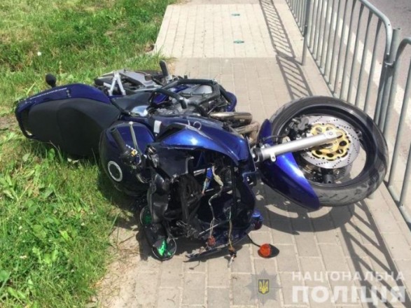В ДТП во Львовской области - мотоцикл Suzuki столкнулся с автомобилем Toyota: пилот погиб на месте