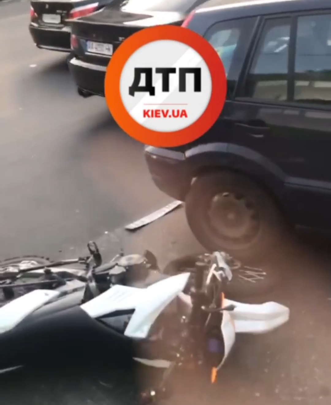 В Киеве на бульваре Верховного Совета произошло серьезное иото ДТП с пострадавшими - мотоцикл столкнулся с легковым автомобилем: пострадал пилот