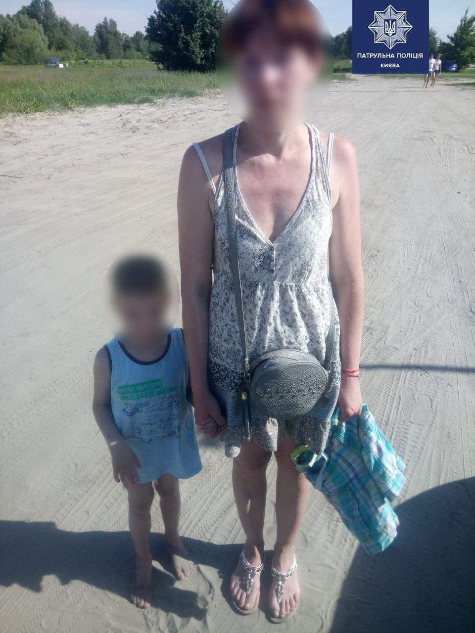 У Києві патрульні розшукали і повернули схвильованій матері 6-ти річного хлопчика, який заблукав під час прогулянки у лісі