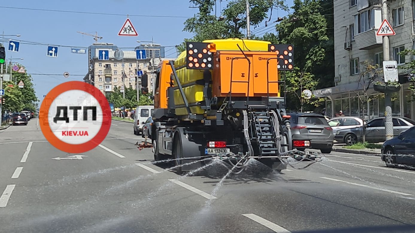 В Киеве в усиленном режиме поливают дороги