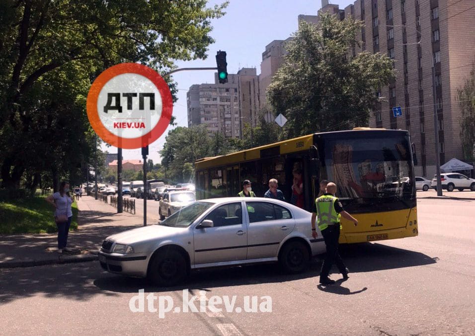 В Киеве на пересечении проспекта Лобановского и улицы Кривоноса произогло ДТП - автобус с пассажирами столкнулся с автомобилем Skoda