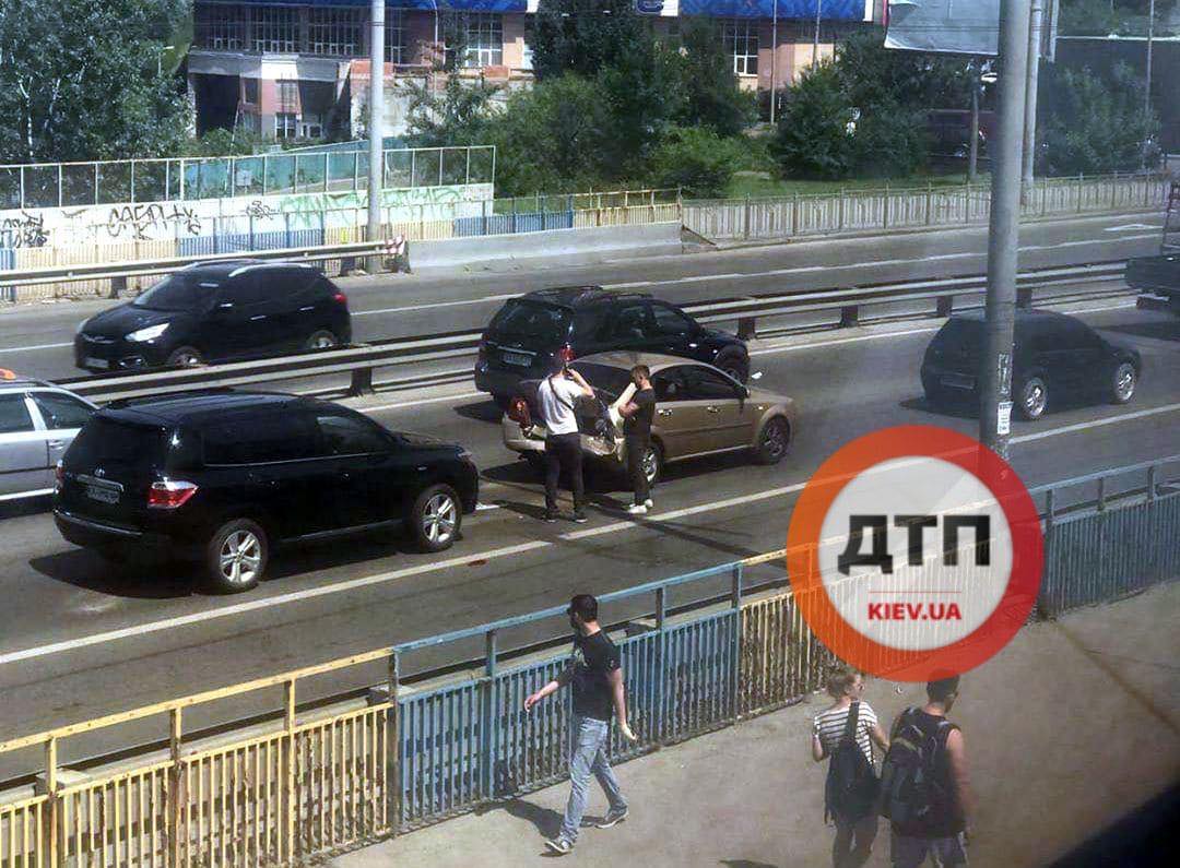 В Киеве на улице Вадима Гетьмана произошло серьезное ДПТ - столкнулись автомобили Toyota, Chevrolet  и Volkswagen 