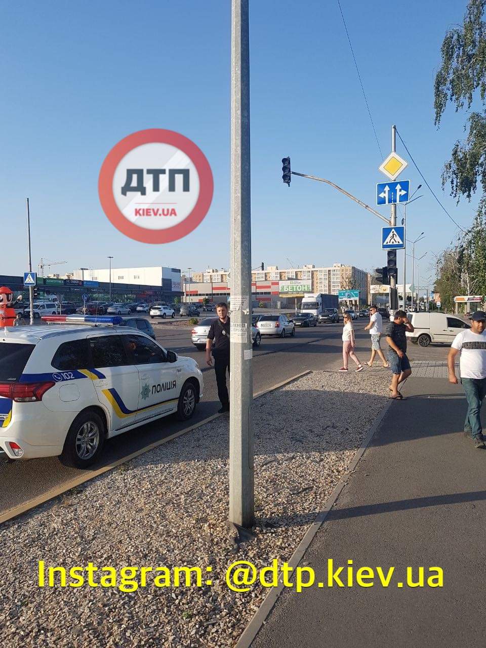ДТП на Киевщине - неизвестный автомобиль сбил девушку на светофоре и скрылся: пострадавшую с травмами госпитализировали