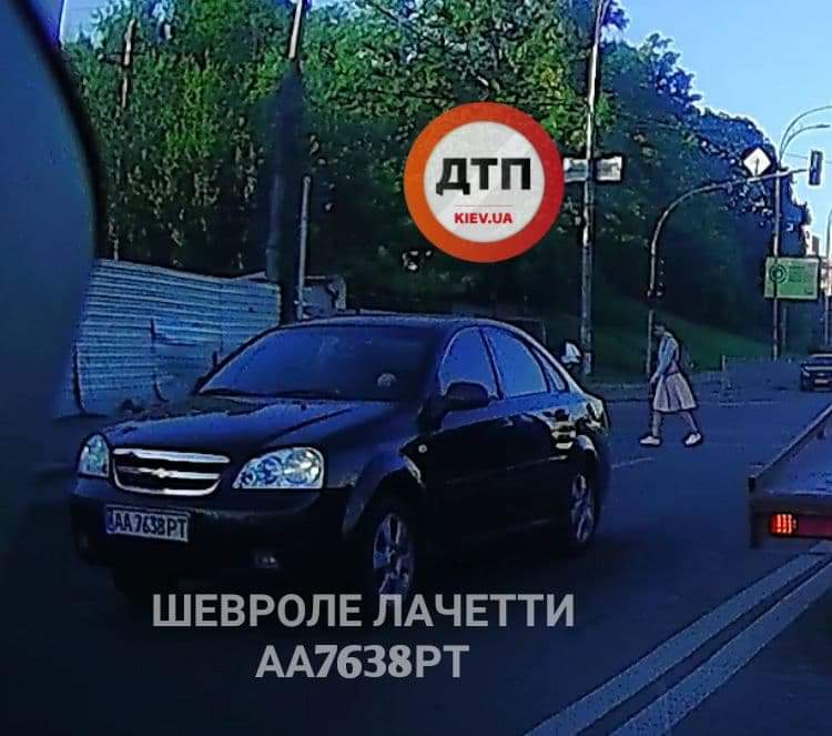В Киеве разыскивается черный автомобиль Chevrolet, который сбил девушку на пешеходном переходе и скрылся с места