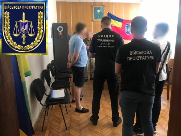 На Киевщине задержали работника военкомата, который за 1,5 тыс. долларов помогал "откосить" от армии