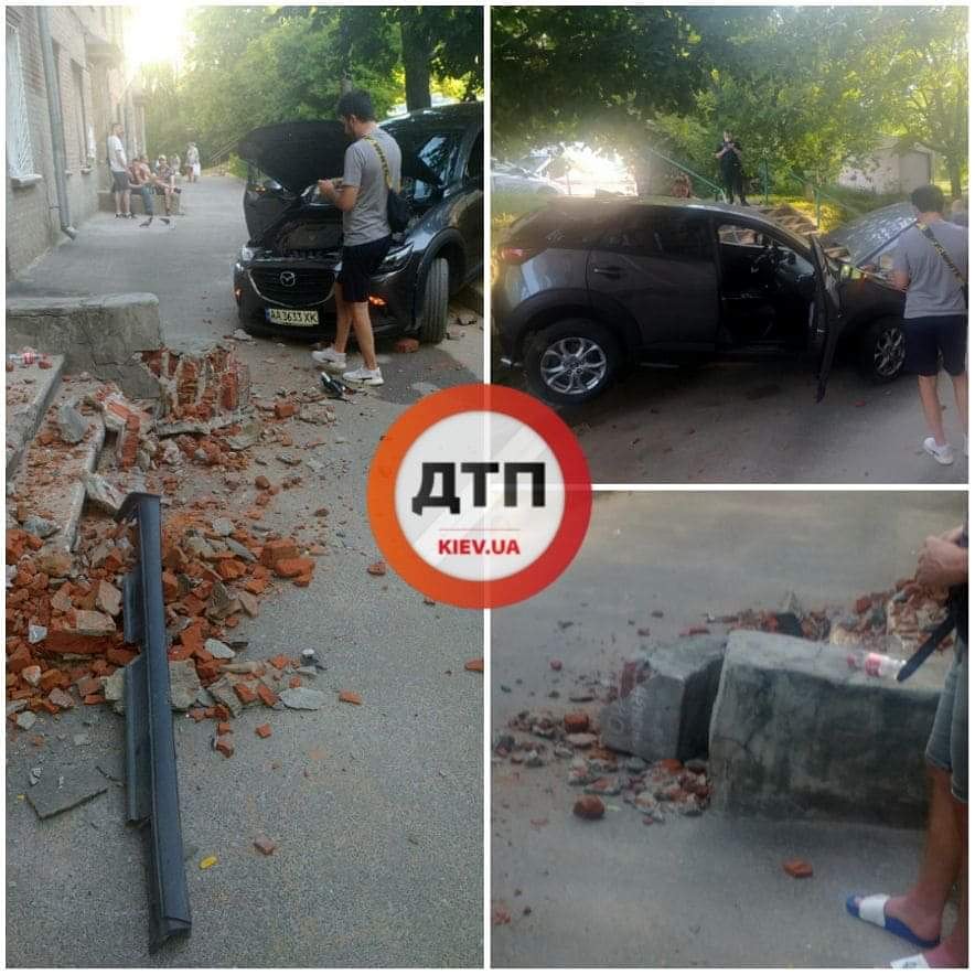 В Киеве на улице Кустанайская произошло ДТП - автомобиль Mazda врезался в подъезд жилого дома