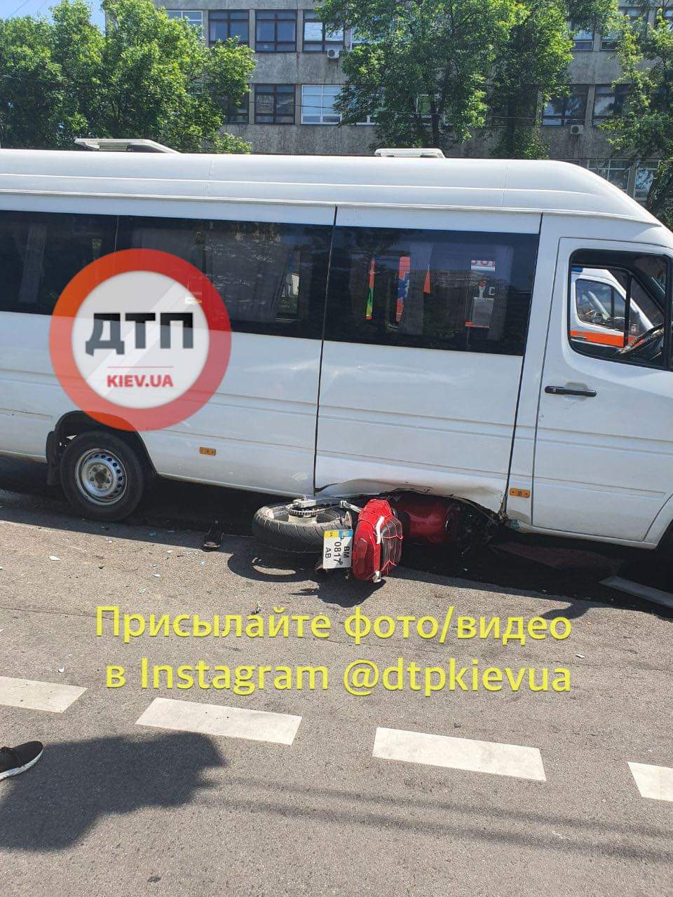 Мото ДТП в Киеве на перекрестке Васильковской и Ломоносова - мотоцикл влетел под маршрутку