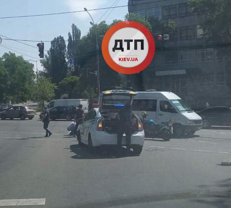 В Киеве на улице Михаила Ломоносова произошло серьезное мото ДТП с пострадавшими - маршрутка столкнулась с мотоциклом: пилот лежит на асфальте