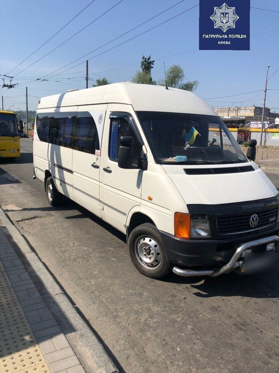 У Києві на Оболоні патрульні затримали п'яного водія маршрутки Volkswagen, який перевозив пасажирів