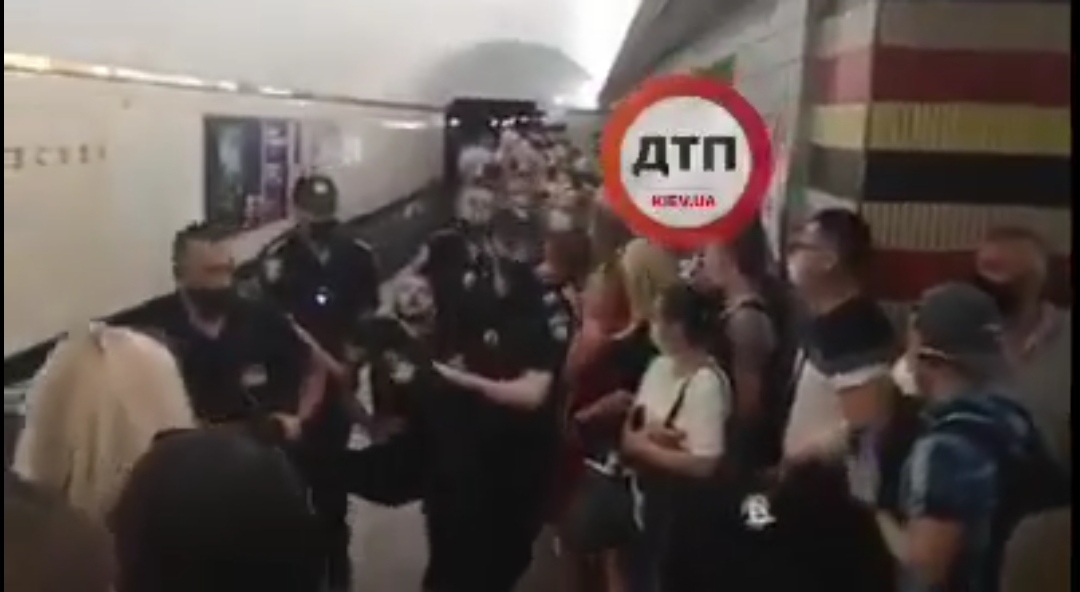 У Києві чоловік проник у тунель метро, заблокував рух потягів та порізав себе ножем