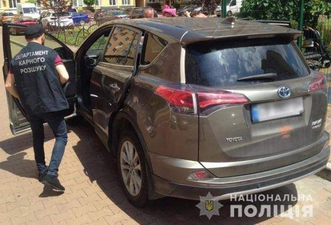 У Києві поліцейські затримали банду викладачів елітних автомобілів