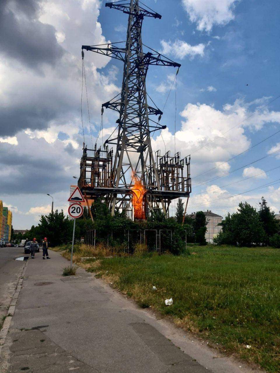 У Києві на території житлового комплексу сталася серйозна пожежа у високовольтній електроопорі: частина лівого берега залишилась без світла