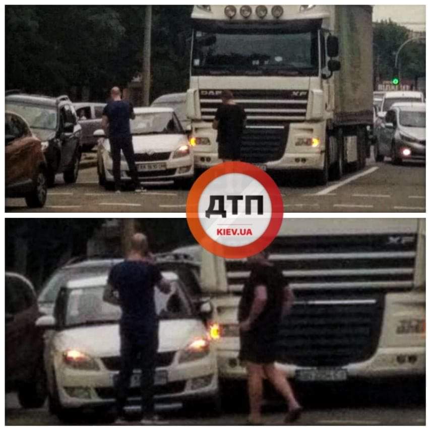 В Киеве на улице Дегтяревская произошло ДТП с участием легкового автомобиля и фуры