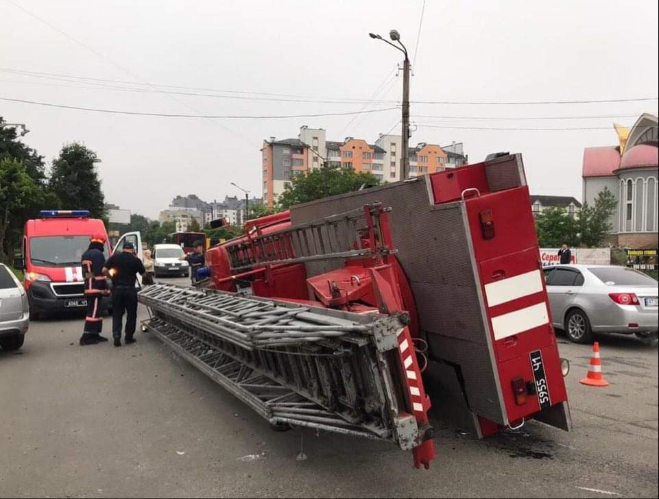 На Івано-Франківщині перевернулася пожежна автодрабина після ДТП з автомобілем Ford